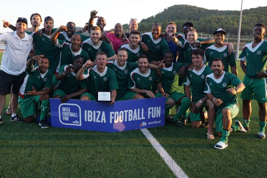 Ibiza Football Funトーナメントで祝賀するサッカーチーム