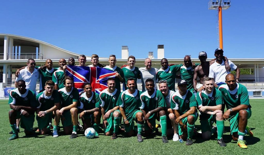 Jalkapallojoukkue Iso-Britannian lipun kanssa Ibiza Football Fun -turnauksessa