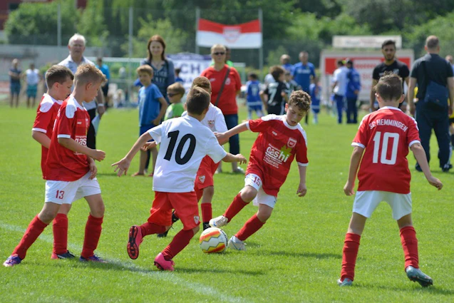 Детская футбольная команда играет на турнире Raddatz Immobilien Cup U11
