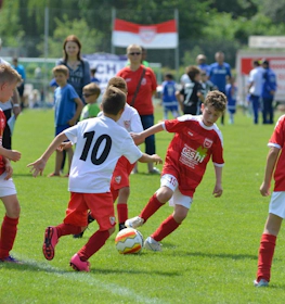 Młodzieżowa drużyna piłkarska grająca na turnieju U11 Raddatz Immobilien Cup