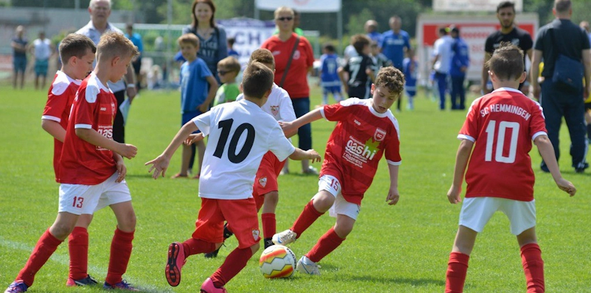 Nuoret jalkapalloilijat pelaavat U11 Raddatz Immobilien Cup -turnauksessa