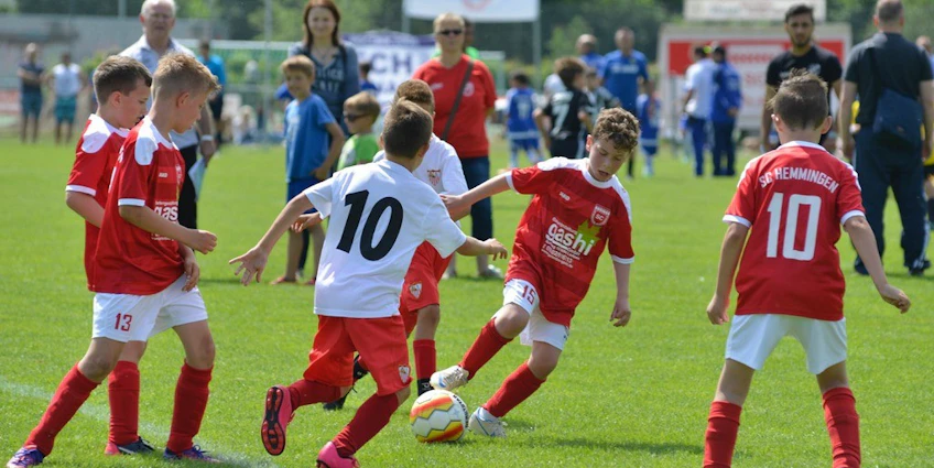 Time de futebol juvenil jogando no torneio U11 Raddatz Immobilien Cup