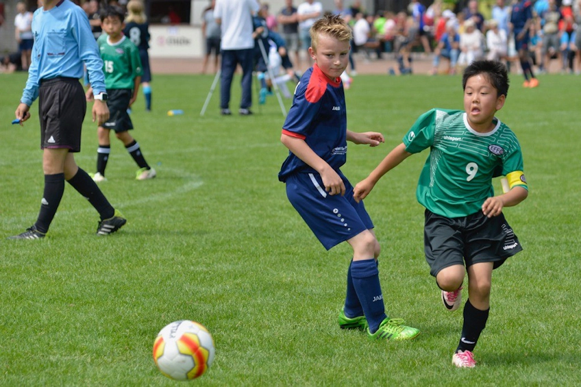 Niños jugando al fútbol en el torneo U11 Raddatz Immobilien Cup