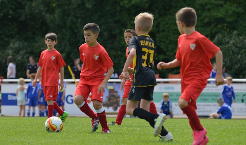 Enfants jouant au football au tournoi U11 Raddatz Immobilien Cup