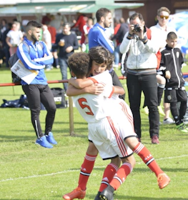 Bambini in divisa da calcio si abbracciano al torneo U10 Raddatz Immobilien Cup
