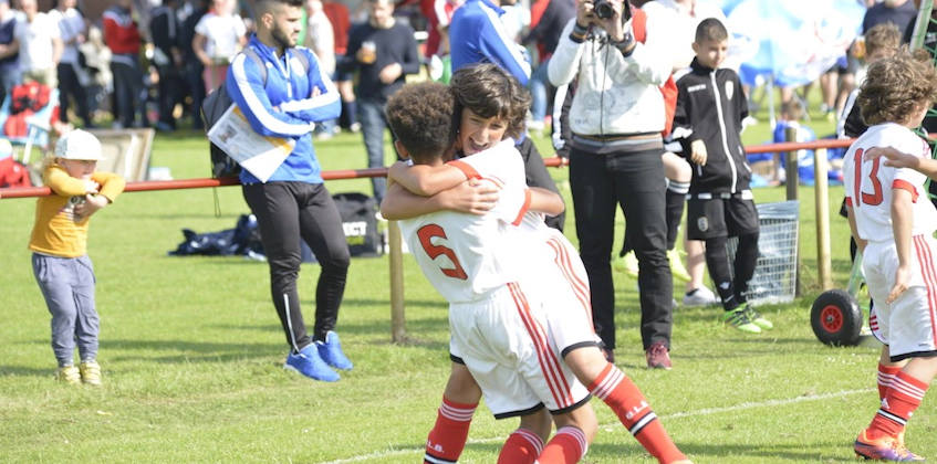 U10ラダッツイモビリエンカップのサッカートーナメントで抱き合う子供たち