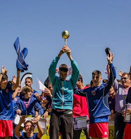 Fußballmannschaft feiert Sieg mit Pokal beim Salonica Soccer Cup