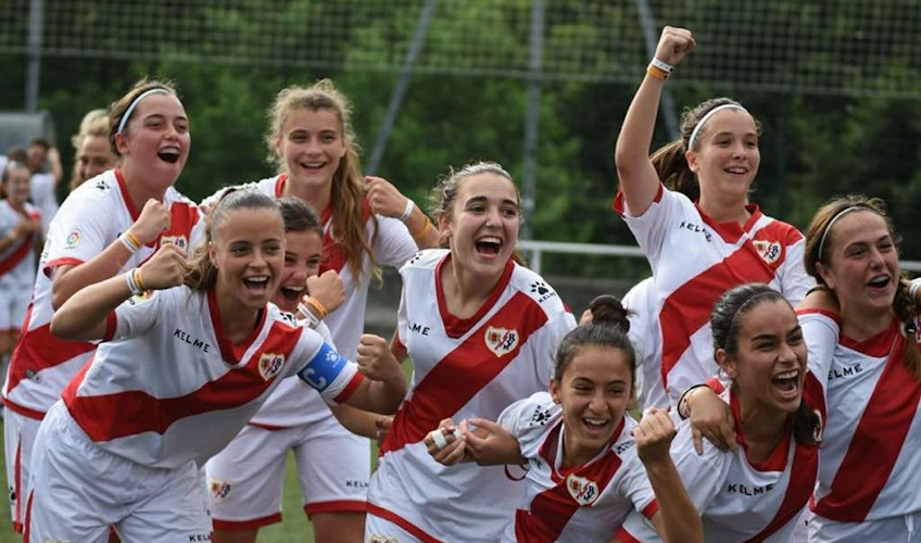 Echipa de fotbal feminin sărbătorind victoria la turneul Donosti Cup