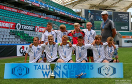 A Tallinn Kupa 2015 futballtornájának győzteseinek fotója a stadionban