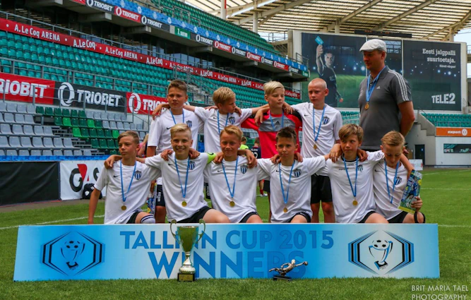 स्टेडियम में ताल्लिन कप 2015 फुटबॉल टूर्नामेंट के विजेताओं की तस्वीर