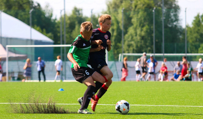 Unge fodboldspillere i aktion ved Tallinn Cup-turneringen