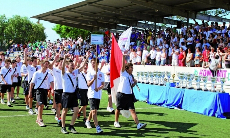Start van het voetbaltoernooi Netherlands Cup in het stadion met teams en trofeeën