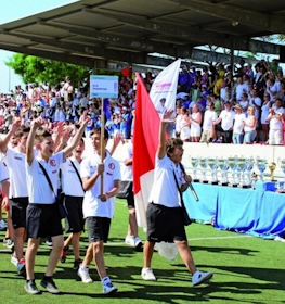 Åpning av Netherlands Cup fotballturnering på stadion med lag og pokaler