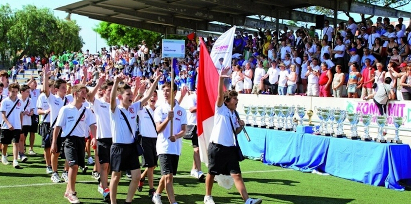 स्टेडियम में टीमों और ट्रॉफियों के साथ Netherlands Cup फुटबॉल टूर्नामेंट का उद्घाटन
