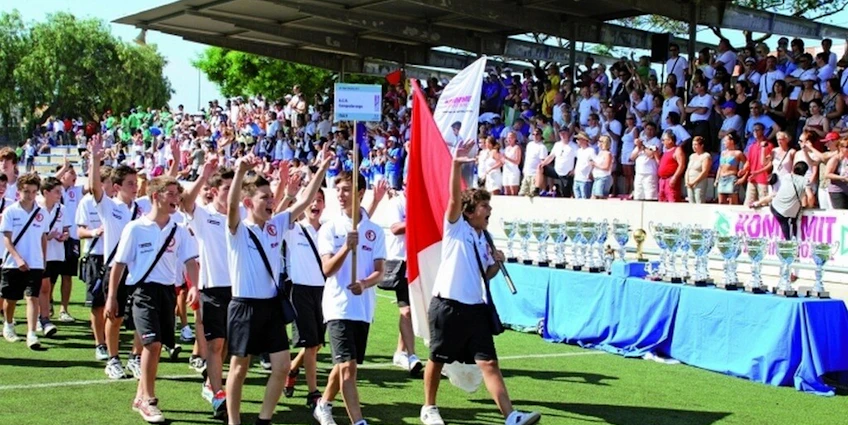 Apertura del torneo di calcio Netherlands Cup allo stadio con squadre e trofei