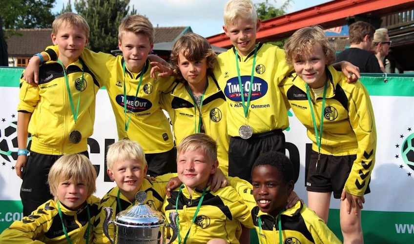Junge Fußballer mit Pokal beim Netherlands Cup Turnier