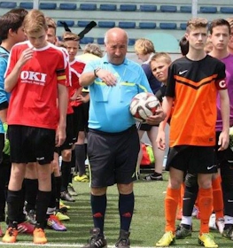 Arbitro e giovani calciatori prima di una partita al torneo Riccione Football Cup