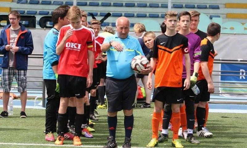 Árbitro e jovens futebolistas antes de uma partida no torneio Riccione Football Cup