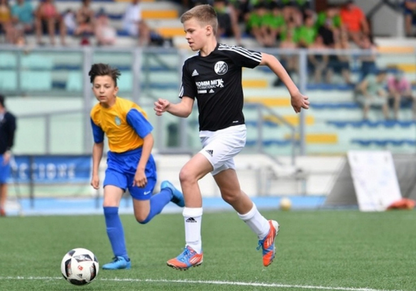 Fiúk játszanak focit a Riccione Football Cup tornán