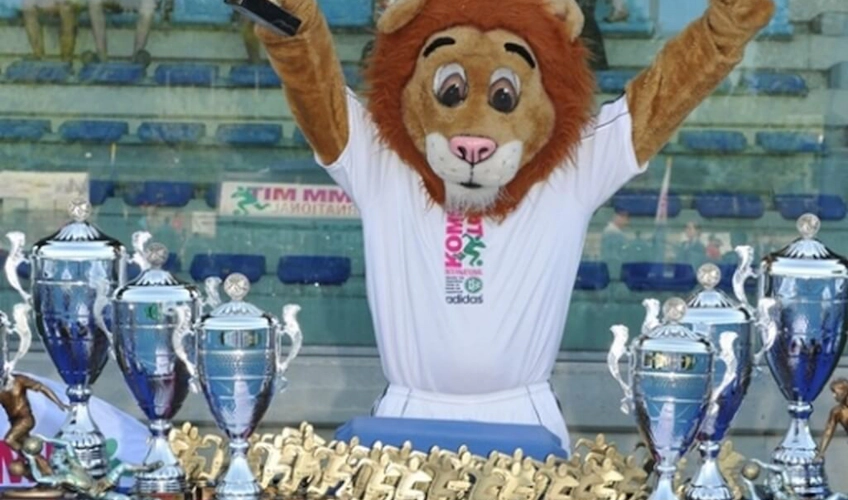 Mascota de la Copa de Fútbol Riccione entre trofeos