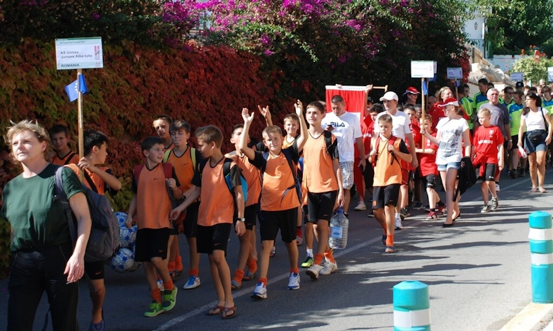 Tineri fotbaliști și antrenori mergând pe stradă la Festivalul de Fotbal din Croația