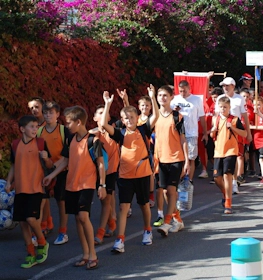 Unge fodboldspillere og trænere går på gaden ved Kroatien Fodboldfestival