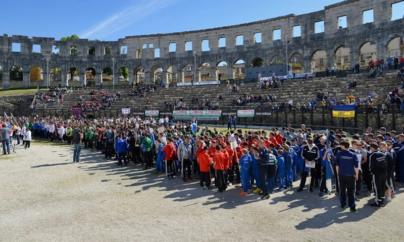 Istria Cup -jalkapalloturnauksen avajaiset historiallisessa amfiteatterissa joukkueiden kanssa