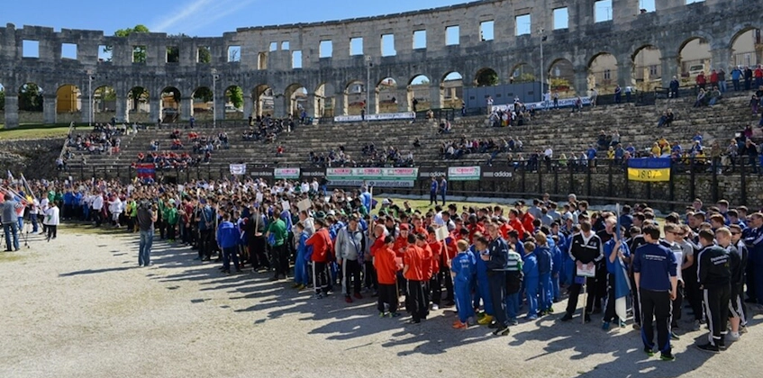 Eröffnungszeremonie des Istria Cup Fußballturniers im historischen Amphitheater mit Mannschaften