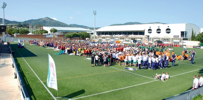 Stadyumda Trofeo Mediterráneo futbol turnuvası katılımcıları
