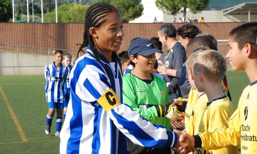 Lasten jalkapallojoukkueet kättelyssä ennen ottelua Trofeo Mediterráneossa