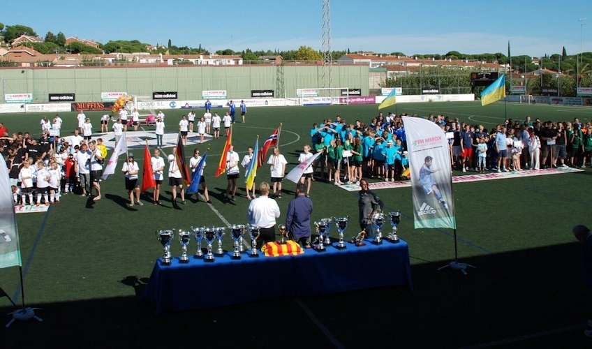 Ceremonia otwarcia turnieju piłkarskiego Trofeo Mediterráneo z drużynami i pucharami