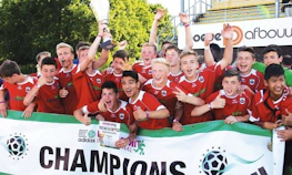 청소년 축구 팀이 국제 Pfingstturnier 토너먼트에서 승리를 축하함