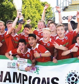 Echipa de fotbal tineret sărbătorește victoria la turneul International Pfingstturnier