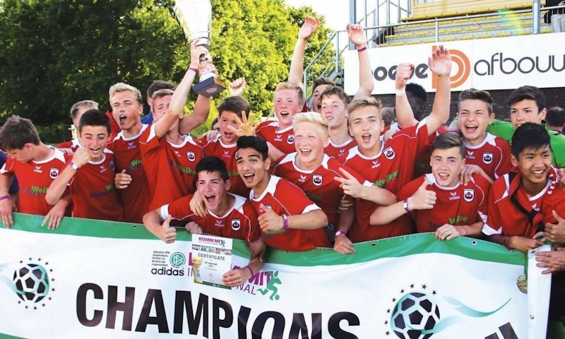 Squadra di calcio giovanile festeggia la vittoria al torneo International Pfingstturnier