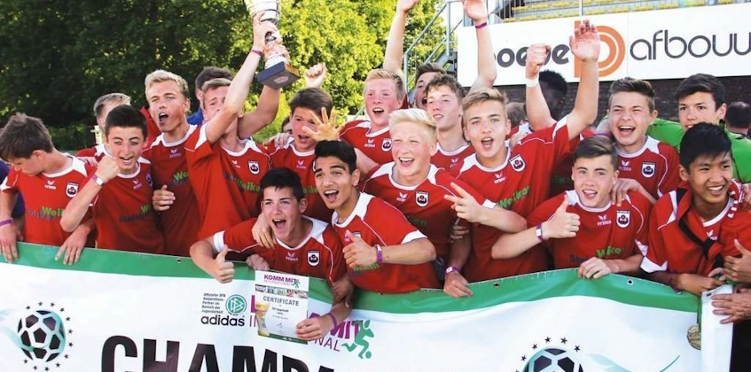 Młodzieżowa drużyna piłkarska świętuje zwycięstwo w turnieju International Pfingstturnier