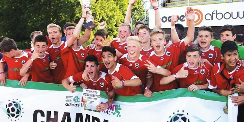 युवा फुटबॉल टीम International Pfingstturnier टूर्नामेंट में जीत का जश्न मना रही है