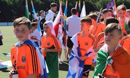 年轻足球运动员在Copa Cataluña锦标赛上挥舞国旗