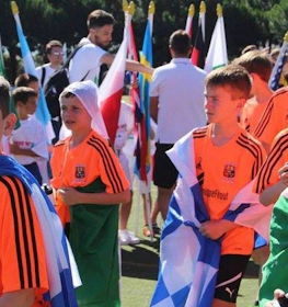 Fiatal labdarúgók zászlókkal a Copa Cataluña tornán