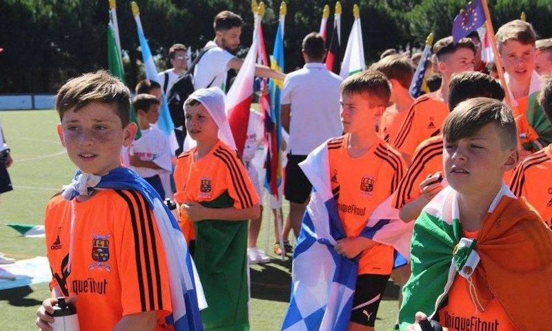 Jonge voetballers met vlaggen bij Copa Cataluña toernooi