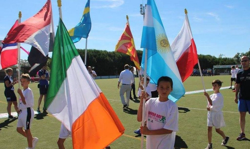 Copa Cataluña futbol turnuvası açılış seremonisinde bayraklı çocuklar