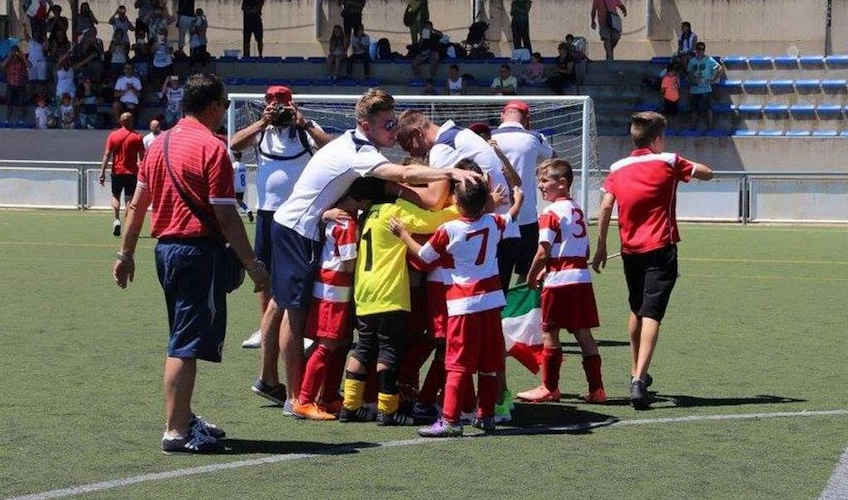 Mannschaftsumarmung junger Fußballer beim Copa Cataluña-Turnier