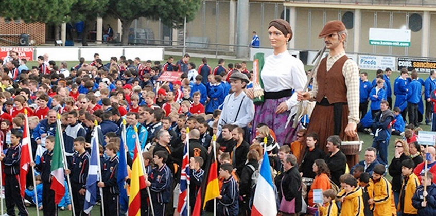 Marionetes gigantes na cerimônia de abertura do torneio de futebol Copa Santa