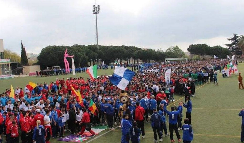 Eröffnungszeremonie des Fußballturniers Copa Santa mit teilnehmenden Mannschaften