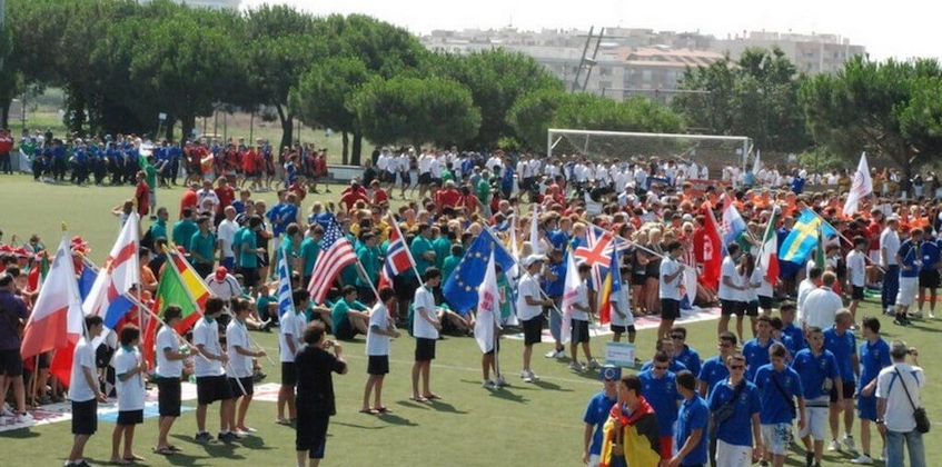 कोपा मारेसमे फुटबॉल टूर्नामेंट में झंडे के साथ एकत्रित टीमें