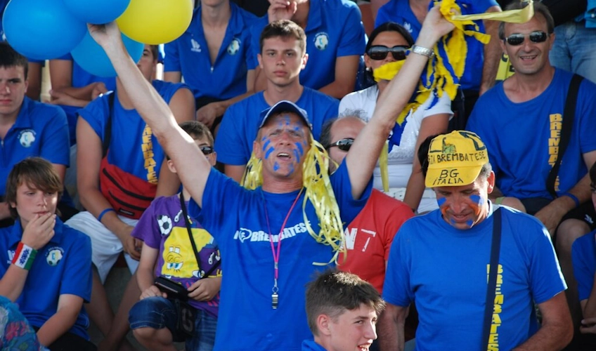 गुब्बारों के साथ Copa Maresme फुटबॉल टूर्नामेंट में टीम के समर्थक
