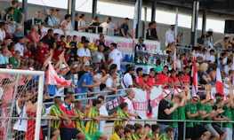 Supportrar på läktaren med flaggor på Spain Trophy fotbollsturnering