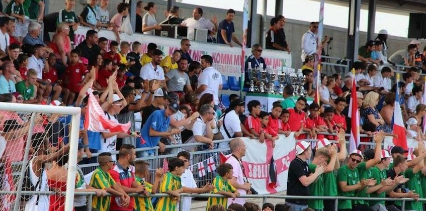 Fans auf den Tribünen mit Flaggen beim Spain Trophy Fußballturnier