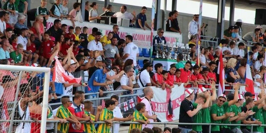 स्पेन ट्रॉफी फुटबॉल टूर्नामेंट में ध्वज के साथ स्टैंड में प्रशंसक
