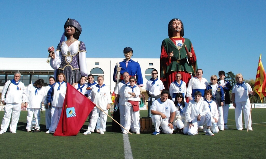 Marionetes gigantes e participantes em trajes tradicionais no Spain Trophy