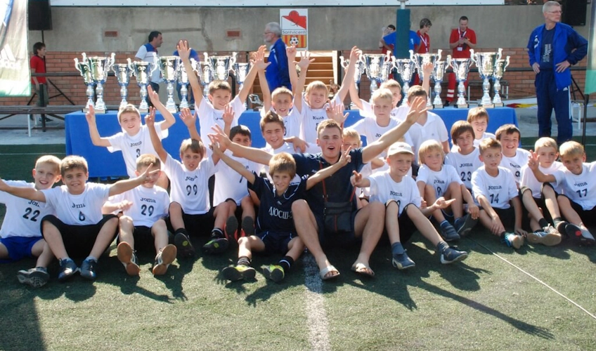 Equipa juvenil de futebol a celebrar no torneio Spain Trophy